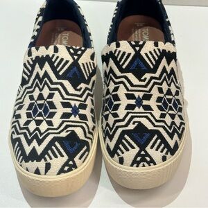 TOMS Blue & Black Geometric Chevron Canvas Slip-On Sneakers - Women’s 8